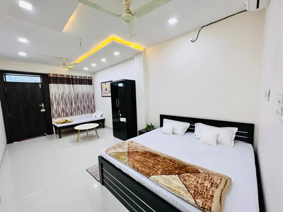Bedroom with double bed and wardrobe at AP Suite, AP Villas Ujjain