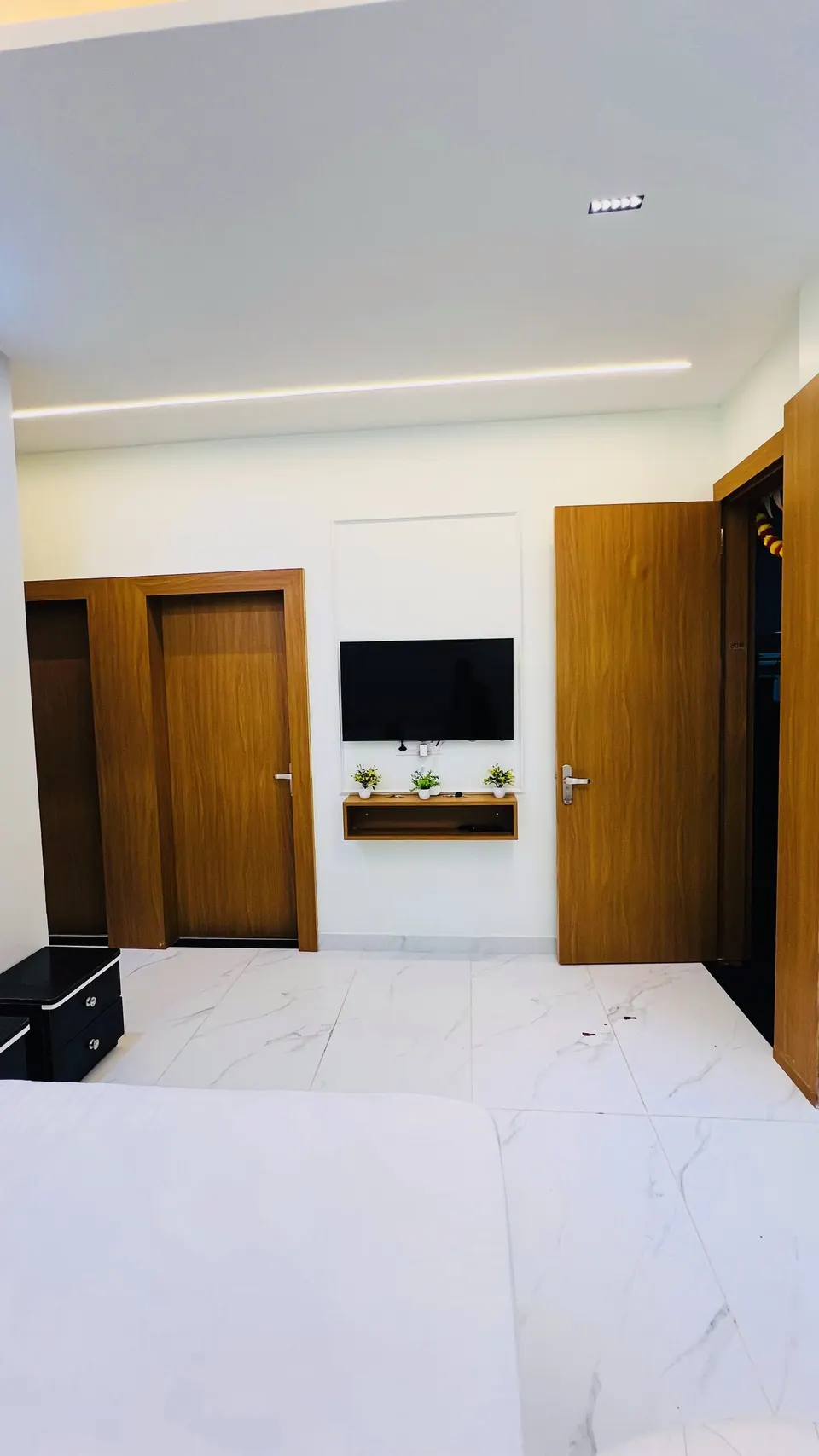 Suite with wall-mounted TV at Rudrangan Suites, AP Villas Ujjain